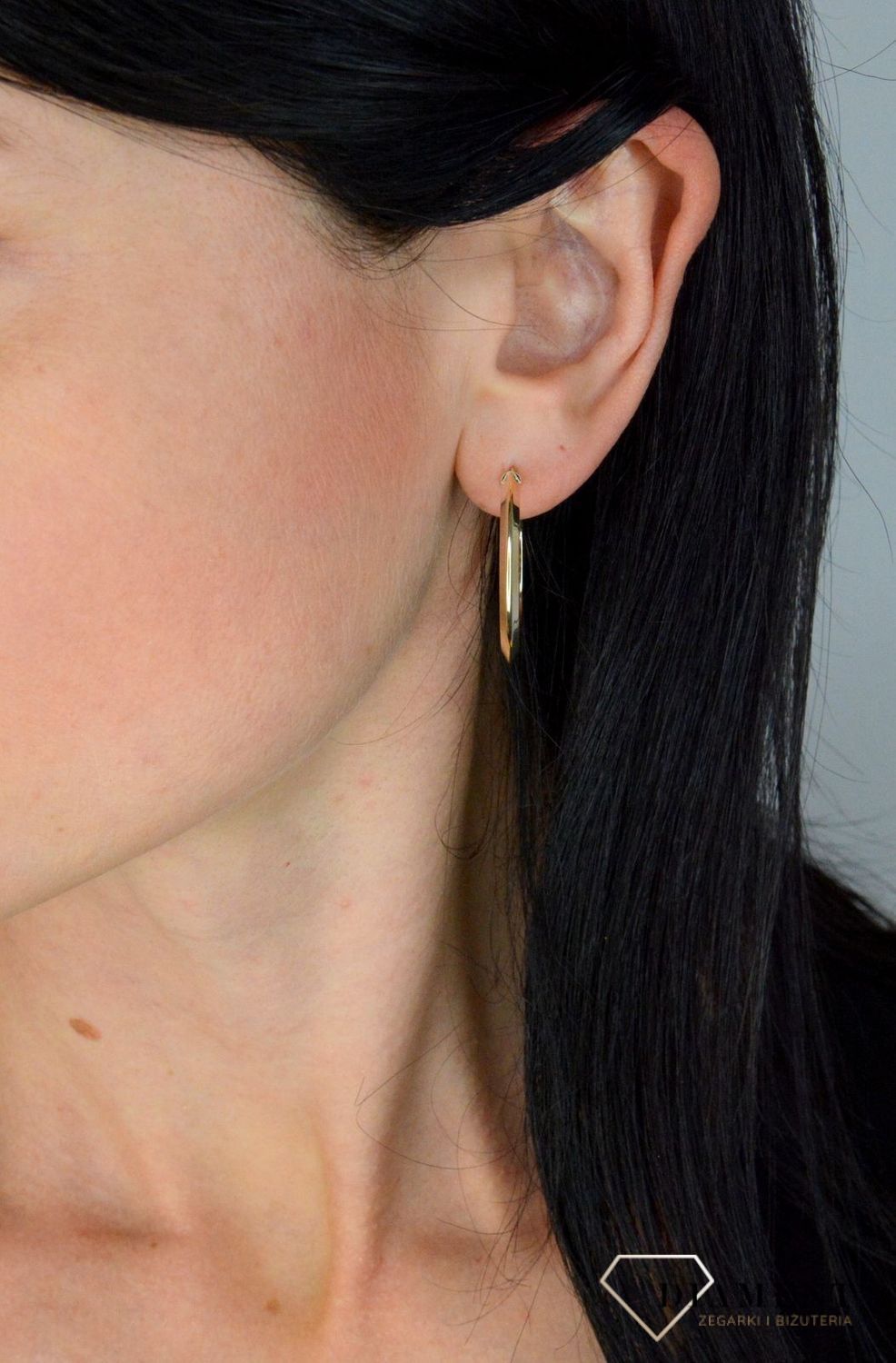 Klasyczne kolczyki koła wykonane z 8-karatowego złota stworzone z myślą o odważnych kobietach, które lubią geometryczne ozdoby zwracające uwagę..jpg